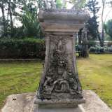 Proseguiamo il nostro cammino tra cycas e bassi arbusti scovando con sorpresa una lunga serie di vasi con piante di lavanda ed elementi decorativi quali animali mitologici tra festoni e forme vegetali